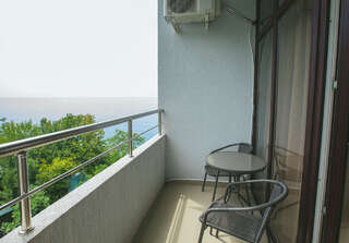 Гостиница Айсберг Лазаревское Двухместный номер с балконом и боковым видом на море-2