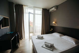 Гостиница Айсберг Лазаревское Двухместный номер с балконом и боковым видом на море-1