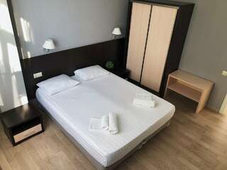 Гостиница Айсберг Лазаревское Двухкомнатные апартаменты с балконом и панорамным видом на море-7