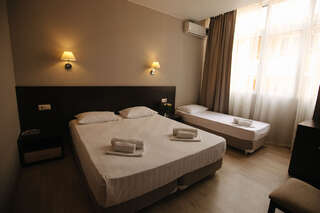 Гостиница Айсберг Лазаревское Классический трехместный номер без балкона-1