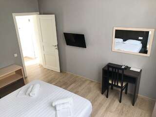 Гостиница Айсберг Лазаревское Классический трехместный номер без балкона-2