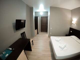 Гостиница Айсберг Лазаревское Двухместный номер с балконом и боковым видом на море-5